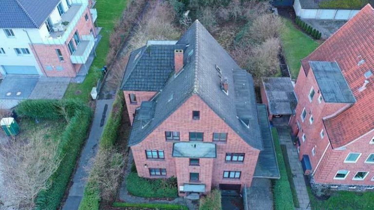 Ein haus das mit einer drohne fotografiert wurde